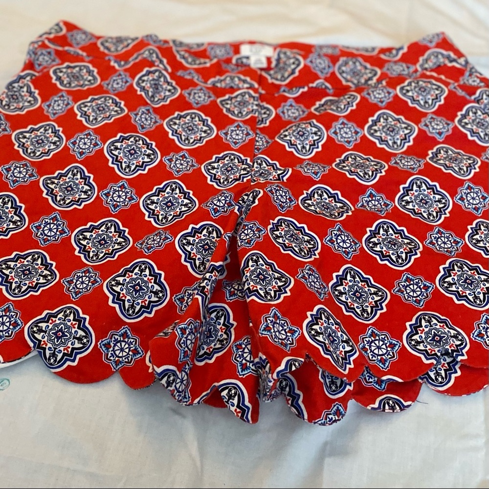 Crown & Ivy medallion Shelby shorts